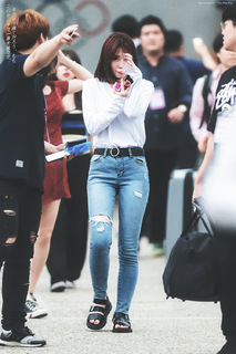 Momo Hirai feet photo thumbnail