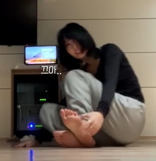 Momo Hirai feet photo thumbnail