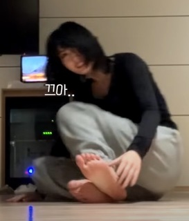 Momo Hirai feet photo thumbnail
