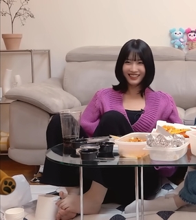 Momo Hirai feet photo thumbnail