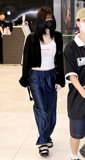 Momo Hirai feet photo thumbnail