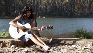 Mon Laferte feet photo thumbnail