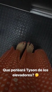 Mon Laferte feet photo thumbnail