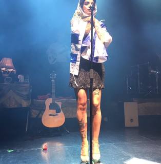 Mon Laferte feet photo thumbnail