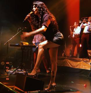 Mon Laferte feet photo thumbnail