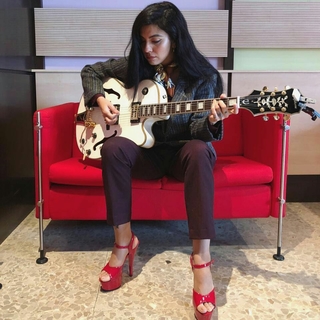 Mon Laferte feet photo thumbnail