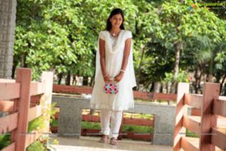 Monal Gajjar feet photo 11