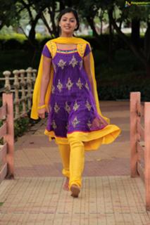 Monal Gajjar feet photo 9