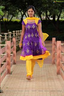 Monal Gajjar feet photo 8