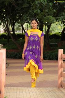 Monal Gajjar feet photo 5