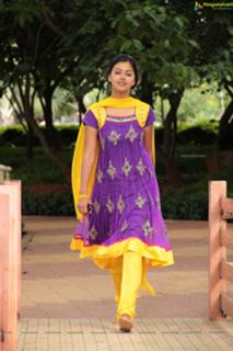 Monal Gajjar feet photo 4