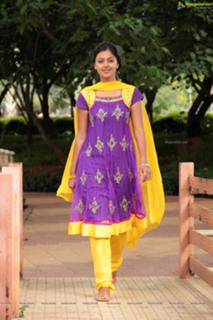 Monal Gajjar feet photo 3