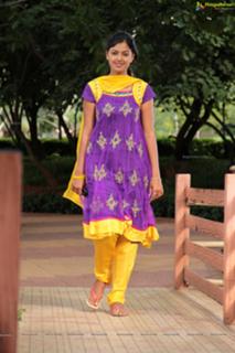 Monal Gajjar feet photo 1