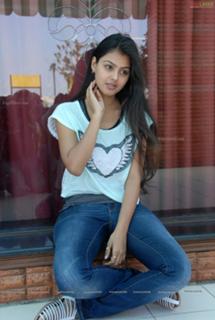 Monal Gajjar feet photo 9