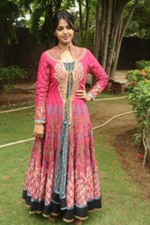 Monal Gajjar feet photo 13