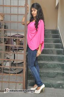 Monal Gajjar feet photo 3