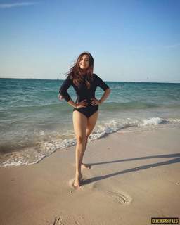 Monali Thakur feet photo 8