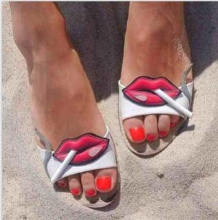 Monet Mazur feet photo thumbnail