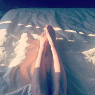 Monet Mazur feet photo thumbnail