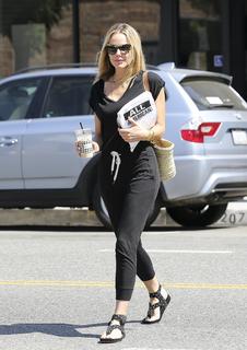 Monet Mazur feet photo thumbnail