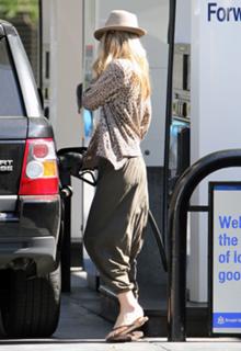 Monet Mazur feet photo thumbnail