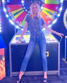 Monet Mazur feet photo thumbnail