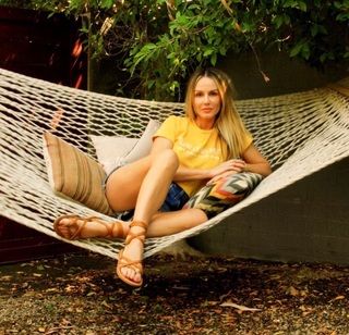 Monet Mazur feet photo thumbnail