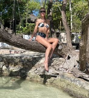 Monet Mazur feet photo thumbnail