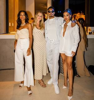 Monet Mazur feet photo thumbnail