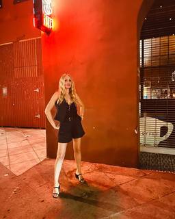 Monet Mazur feet photo thumbnail