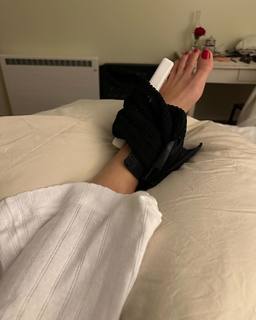 Monet Mazur feet photo thumbnail