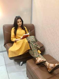 Monica Bedi feet photo 4