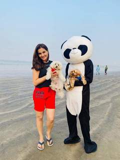Monica Bedi feet photo 3