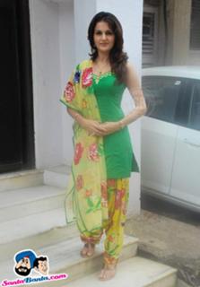 Monica Bedi feet photo 3