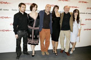 Monica Bellucci feet photo thumbnail
