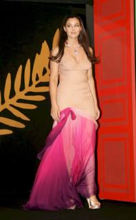 Monica Bellucci feet photo thumbnail