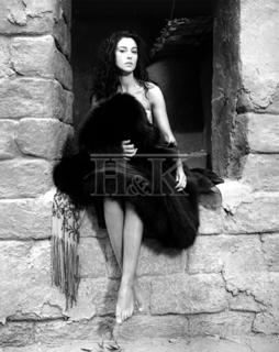 Monica Bellucci feet photo thumbnail