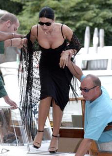 Monica Bellucci feet photo thumbnail