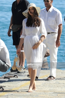 Monica Bellucci feet photo thumbnail