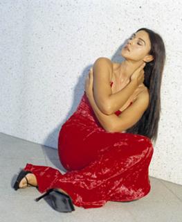 Monica Bellucci feet photo thumbnail
