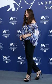 Monica Bellucci feet photo thumbnail