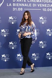 Monica Bellucci feet photo thumbnail