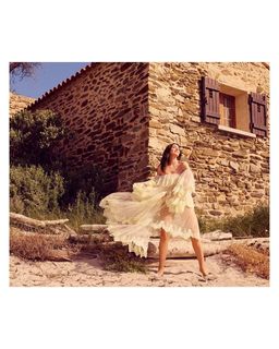 Monica Bellucci feet photo thumbnail