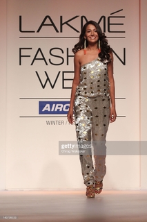 Monica Dogra feet photo 11
