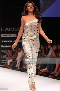 Monica Dogra feet photo 10