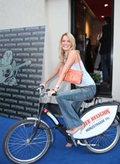 Monica Ivancan feet photo thumbnail