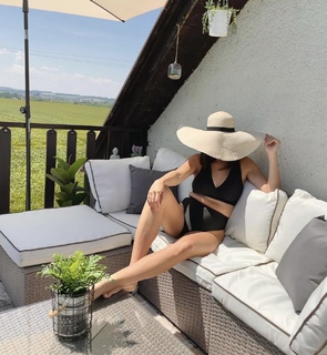 Monika Leová feet photo 2