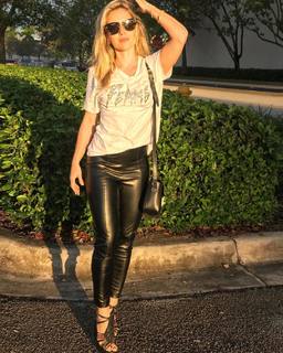 Monique Alfradique feet photo thumbnail