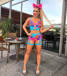 Monique Alfradique feet photo thumbnail