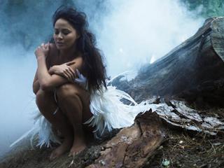 Moon Bloodgood feet photo thumbnail